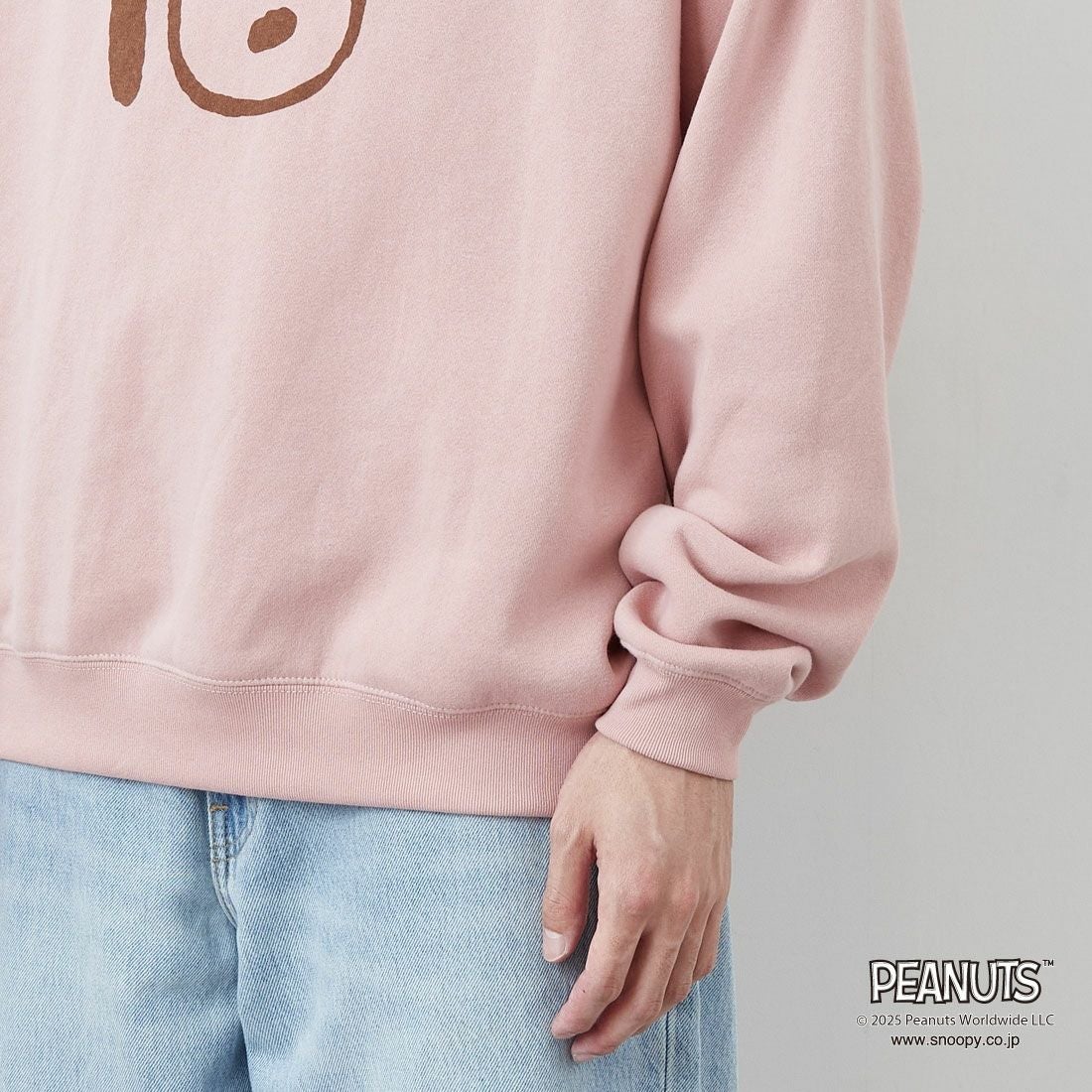 PEANUTS × JEANS FACTORY [ピーナッツ × ジーンズファクトリー] PEANUTS スヌーピースウェット [JFC-254-099] PINK &&モデル身長：167cm 着用サイズ：M&&