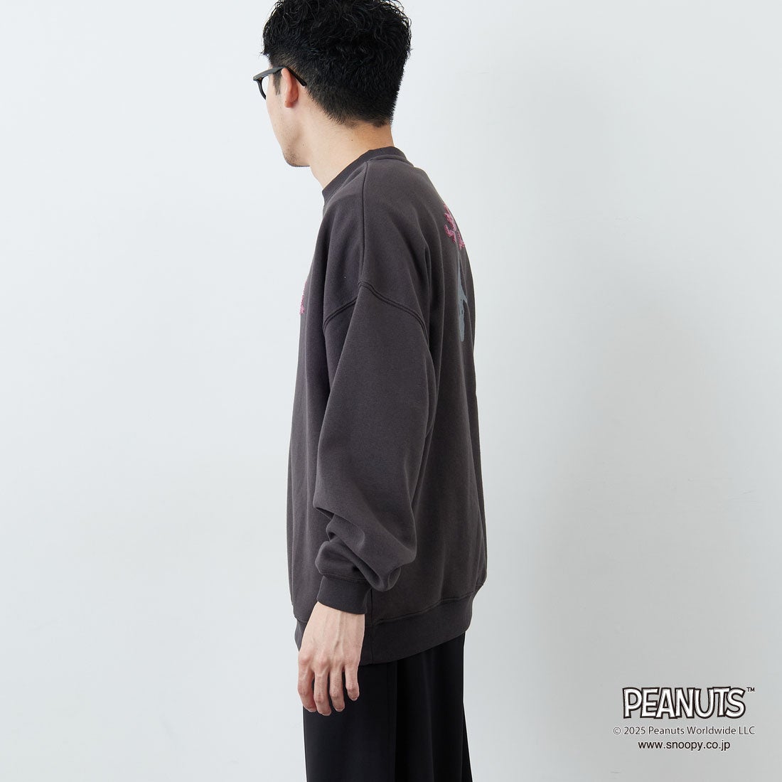 PEANUTS × JEANS FACTORY [ピーナッツ × ジーンズファクトリー] PEANUTS スヌーピースウェット [JFC-254-099] SUMIKURO &&モデル身長：167cm 着用サイズ：L&&