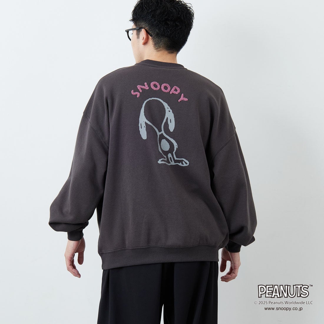 PEANUTS × JEANS FACTORY [ピーナッツ × ジーンズファクトリー] PEANUTS スヌーピースウェット [JFC-254-099] SUMIKURO &&モデル身長：167cm 着用サイズ：L&&