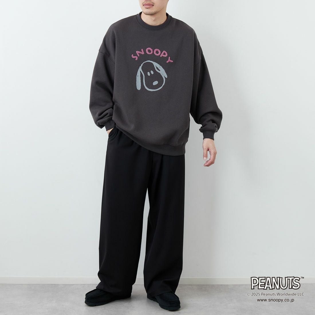PEANUTS × JEANS FACTORY [ピーナッツ × ジーンズファクトリー] PEANUTS スヌーピースウェット [JFC-254-099] SUMIKURO &&モデル身長：167cm 着用サイズ：L&&