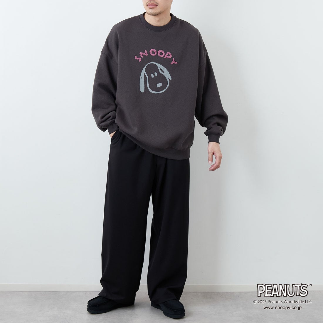 PEANUTS × JEANS FACTORY [ピーナッツ × ジーンズファクトリー] PEANUTS スヌーピースウェット [JFC-254-099] SUMIKURO &&モデル身長：167cm 着用サイズ：L&&