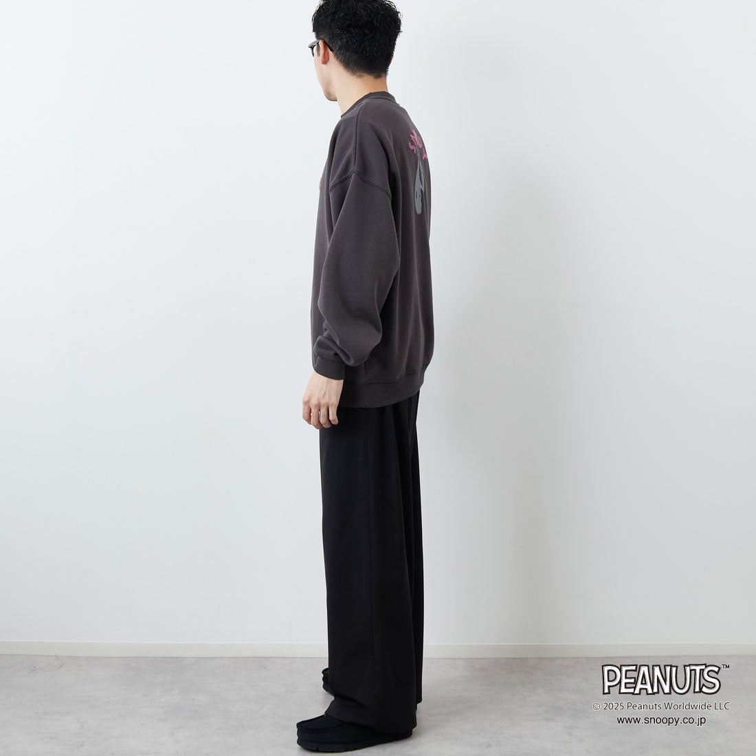 PEANUTS × JEANS FACTORY [ピーナッツ × ジーンズファクトリー] PEANUTS スヌーピースウェット [JFC-254-099] SUMIKURO &&モデル身長：167cm 着用サイズ：L&&