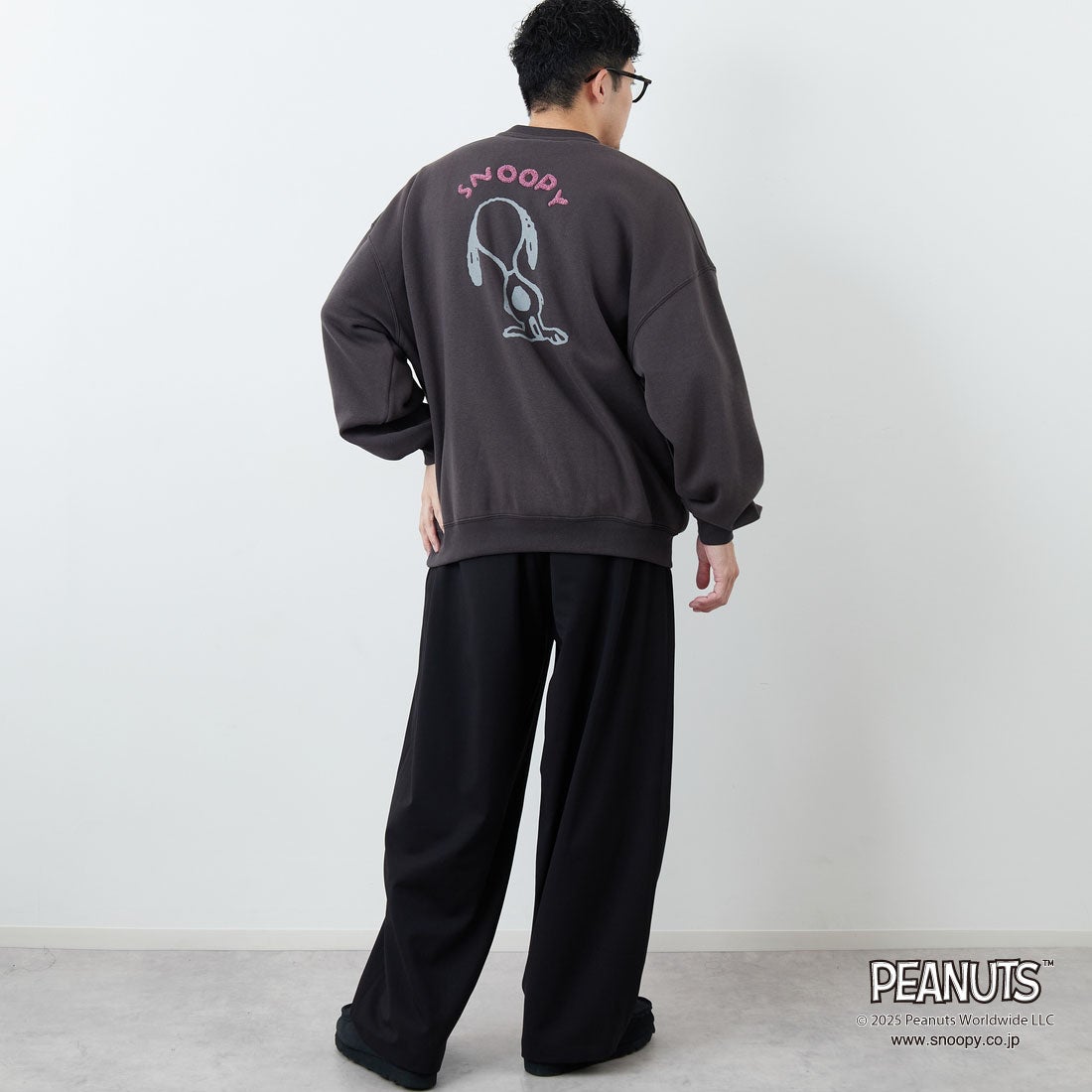 PEANUTS × JEANS FACTORY [ピーナッツ × ジーンズファクトリー] PEANUTS スヌーピースウェット [JFC-254-099] SUMIKURO &&モデル身長：167cm 着用サイズ：L&&