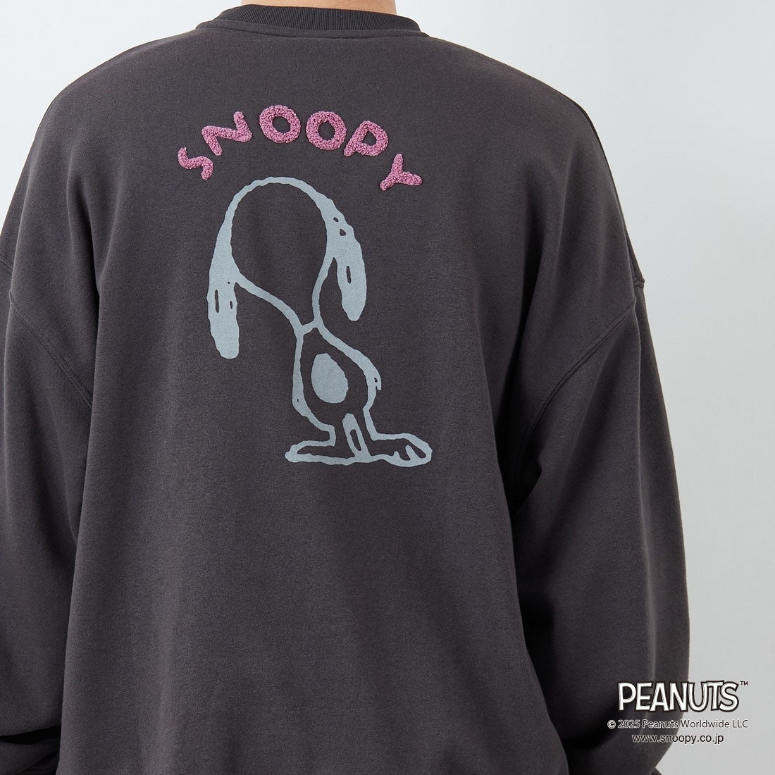 PEANUTS × JEANS FACTORY [ピーナッツ × ジーンズファクトリー] PEANUTS スヌーピースウェット [JFC-254-099] SUMIKURO &&モデル身長：167cm 着用サイズ：L&&