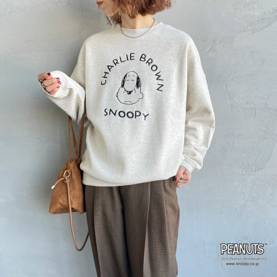 PEANUTS × JEANS FACTORY [ピーナッツ × ジーンズファクトリー] PEANUTS チャーリー・ブラウン&スヌーピースウェット [JFC-254-100] ASH GRY &&モデル身長：158cm 着用サイズ：S&&