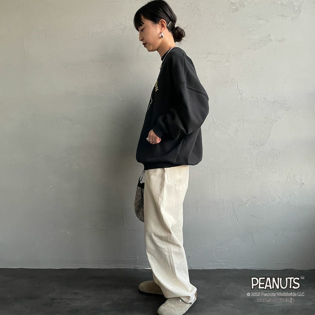 PEANUTS × JEANS FACTORY [ピーナッツ × ジーンズファクトリー] PEANUTS チャーリー・ブラウンスウェット [JFC-254-098] BLACK &&モデル身長：150cm 着用サイズ：S&&