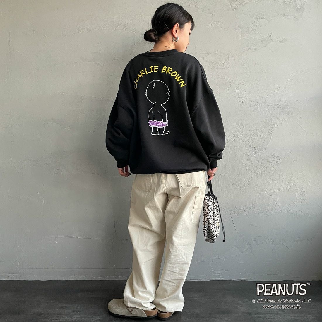 PEANUTS × JEANS FACTORY [ピーナッツ × ジーンズファクトリー] PEANUTS チャーリー・ブラウンスウェット [JFC-254-098] BLACK &&モデル身長：150cm 着用サイズ：S&&