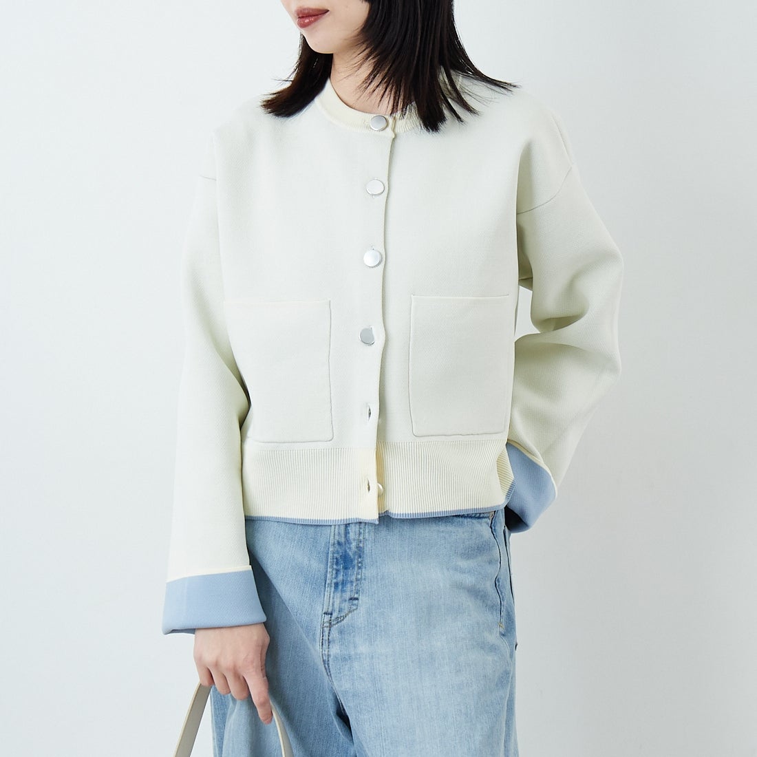 Maison de L'allure [メゾン ドゥ ラリュール] バイカラースポンディッシュニットカーディガン [M25141010] 02 OFF/SAX &&モデル身長：162cm 着用サイズ：F&&