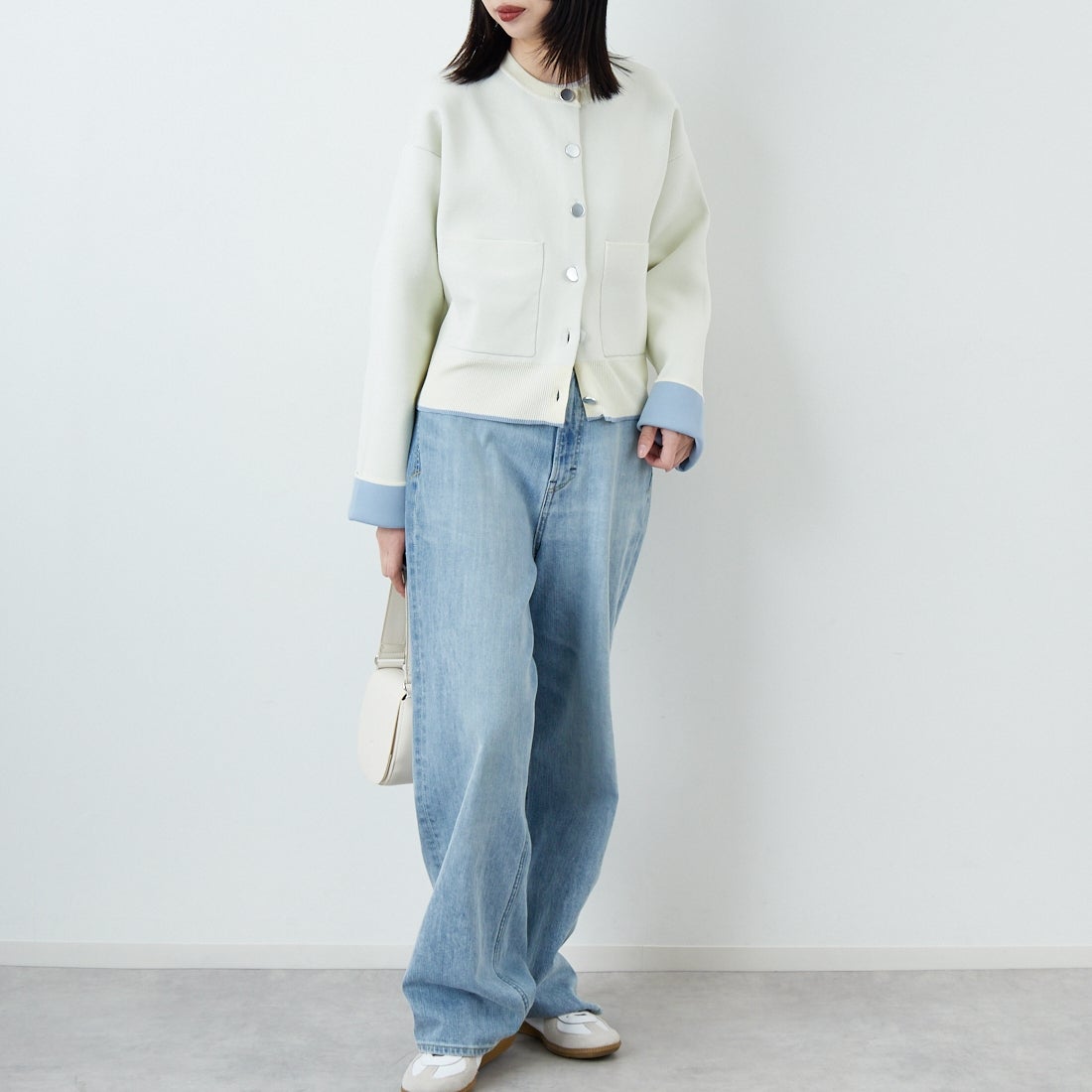 Maison de L'allure [メゾン ドゥ ラリュール] バイカラースポンディッシュニットカーディガン [M25141010] 02 OFF/SAX &&モデル身長：162cm 着用サイズ：F&&