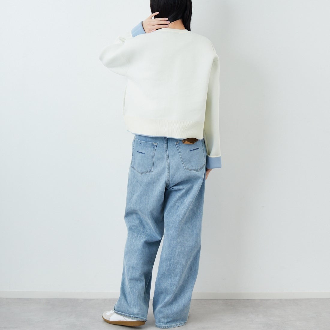 Maison de L'allure [メゾン ドゥ ラリュール] バイカラースポンディッシュニットカーディガン [M25141010] 02 OFF/SAX &&モデル身長：162cm 着用サイズ：F&&