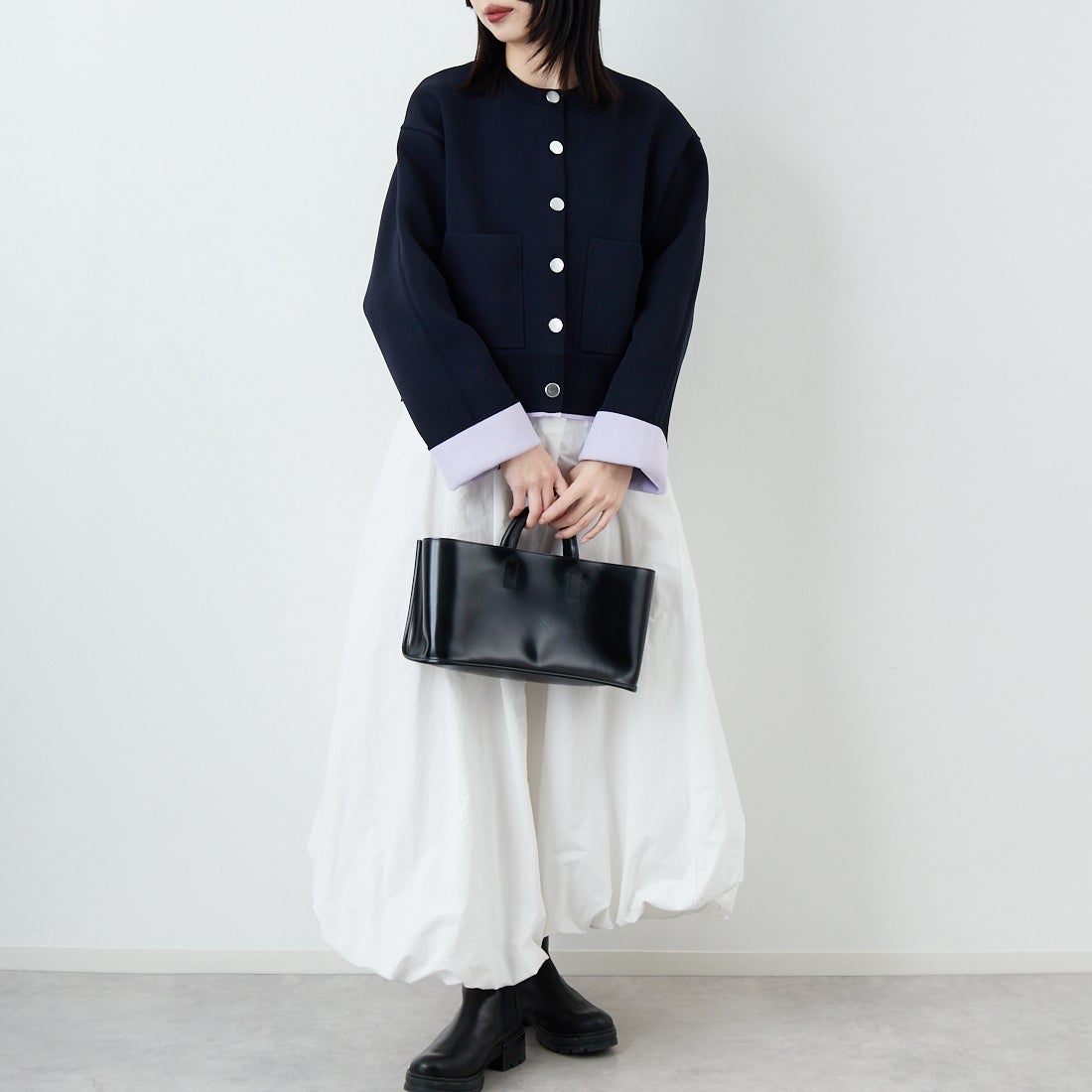 Maison de L'allure [メゾン ドゥ ラリュール] バイカラースポンディッシュニットカーディガン [M25141010] 16 NVY/LVD &&モデル身長：162cm 着用サイズ：F&&