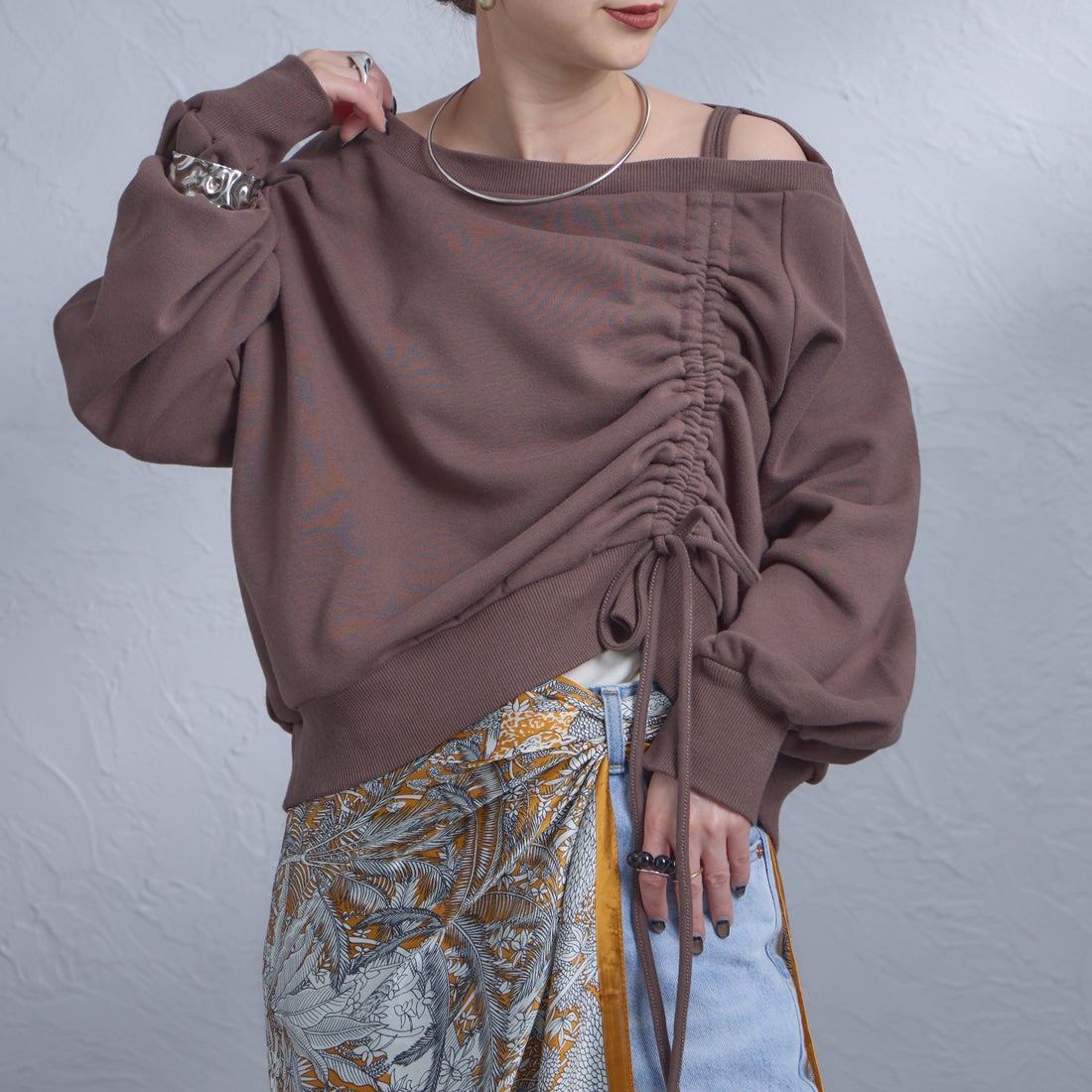 nenom [ネノム] ワンショルダードロストスウェット [NE25142013] 28 BROWN &&モデル身長：150cm 着用サイズ：F&&