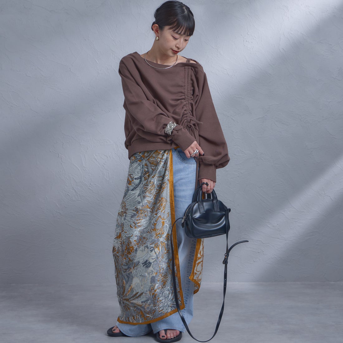 nenom [ネノム] ワンショルダードロストスウェット [NE25142013] 28 BROWN &&モデル身長：150cm 着用サイズ：F&&