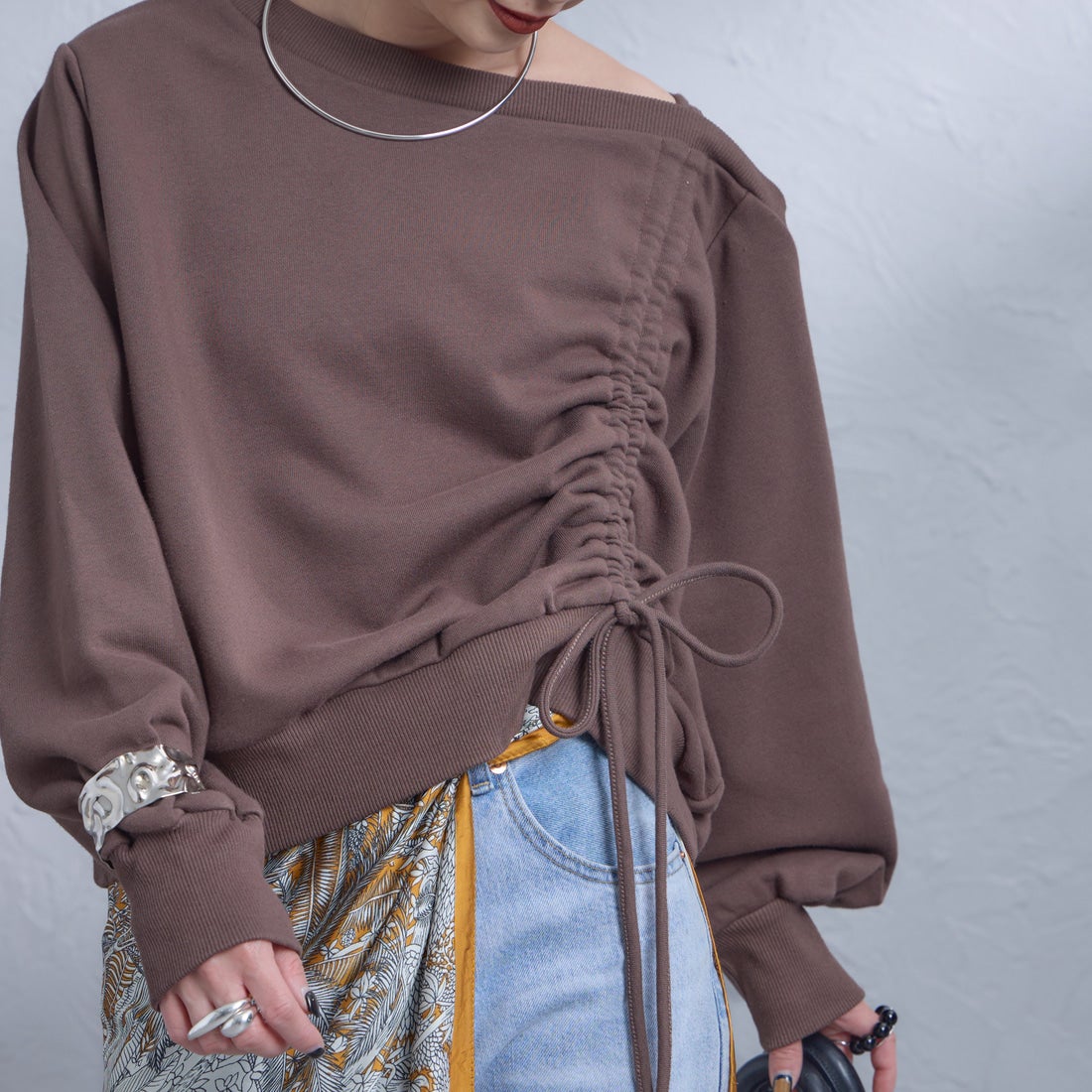 nenom [ネノム] ワンショルダードロストスウェット [NE25142013] 28 BROWN &&モデル身長：150cm 着用サイズ：F&&