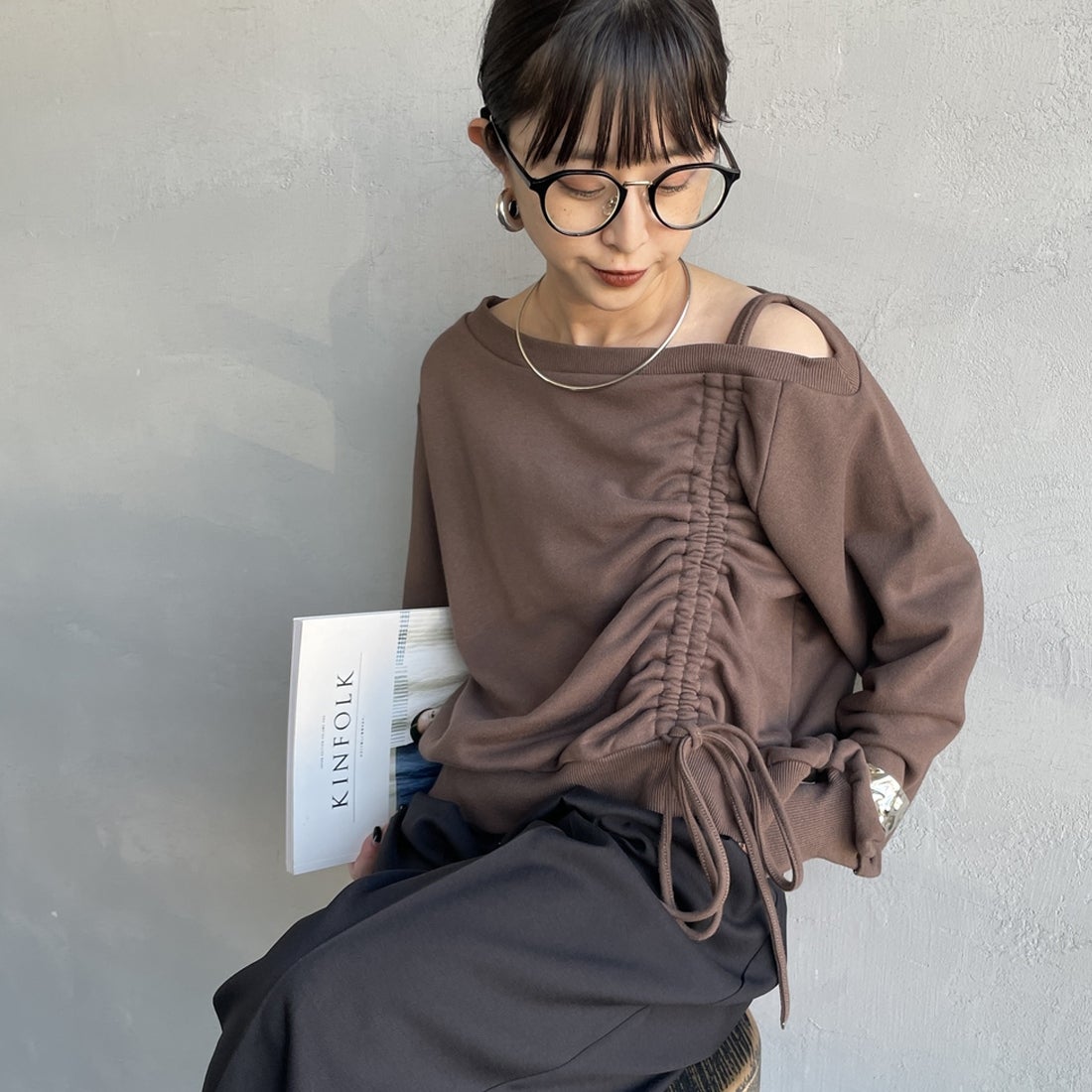 nenom [ネノム] ワンショルダードロストスウェット [NE25142013] 28 BROWN &&モデル身長：150cm 着用サイズ：F&&