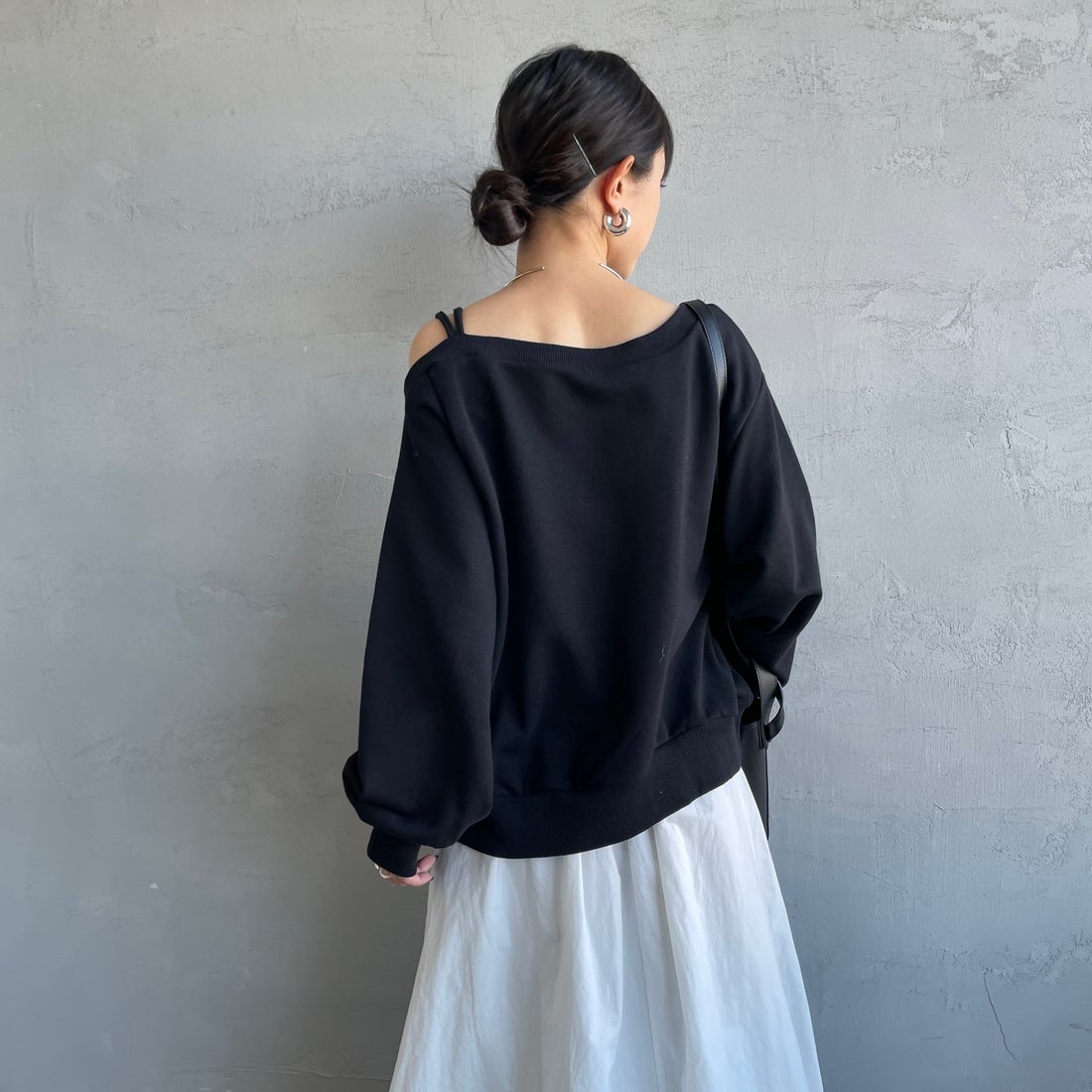 nenom [ネノム] ワンショルダードロストスウェット [NE25142013] 09 BLACK &&モデル身長：150cm 着用サイズ：F&&