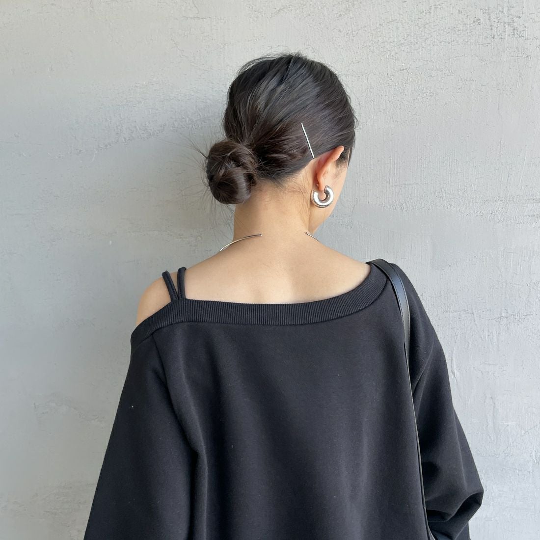 nenom [ネノム] ワンショルダードロストスウェット [NE25142013] 09 BLACK &&モデル身長：150cm 着用サイズ：F&&