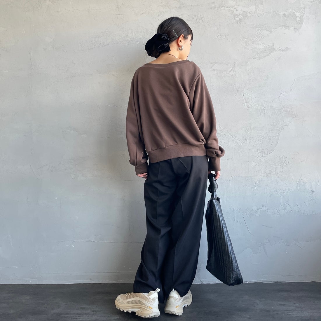 nenom [ネノム] ワンショルダードロストスウェット [NE25142013] 28 BROWN &&モデル身長：150cm 着用サイズ：F&&