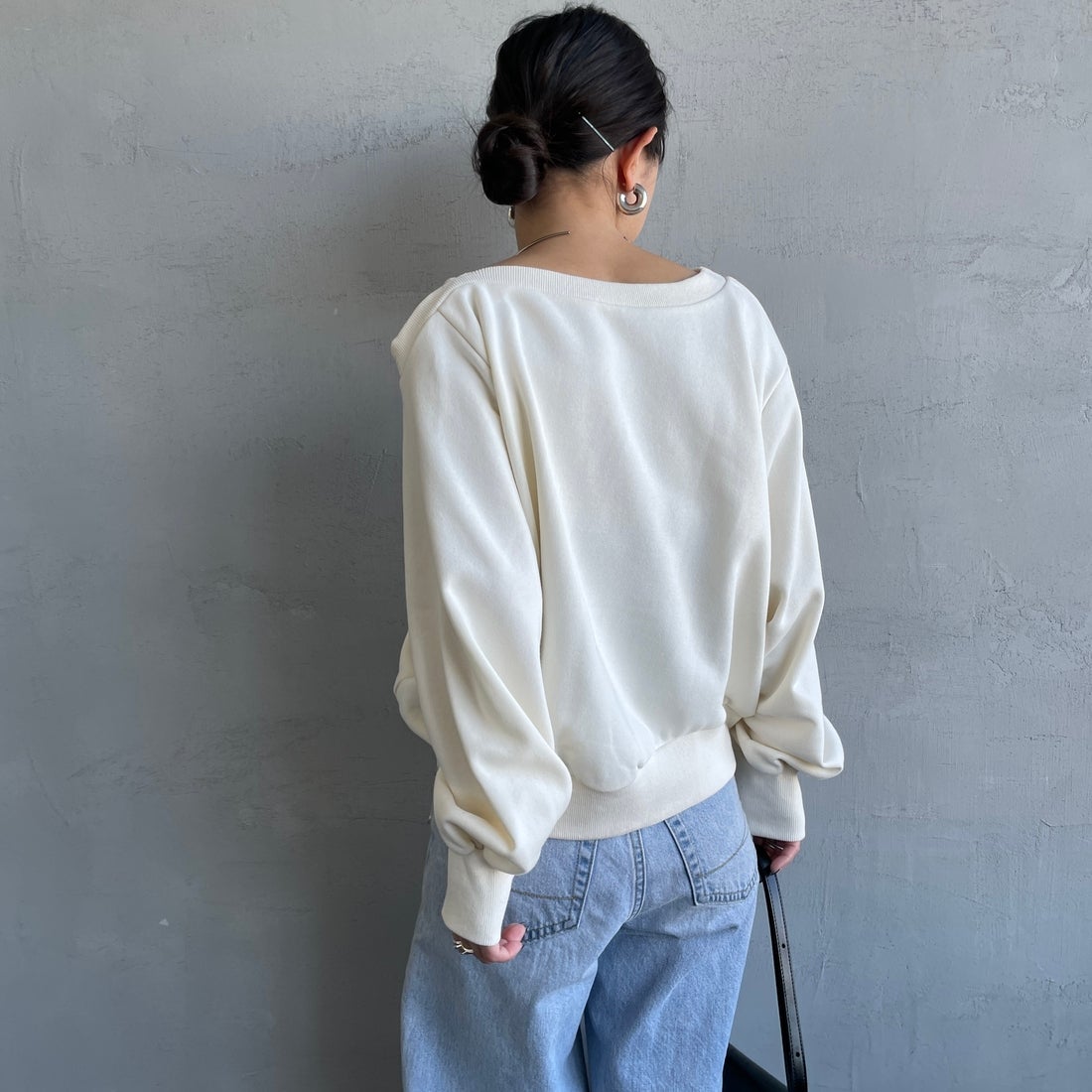 nenom [ネノム] ワンショルダードロストスウェット [NE25142013] 21 IVORY &&モデル身長：150cm 着用サイズ：F&&