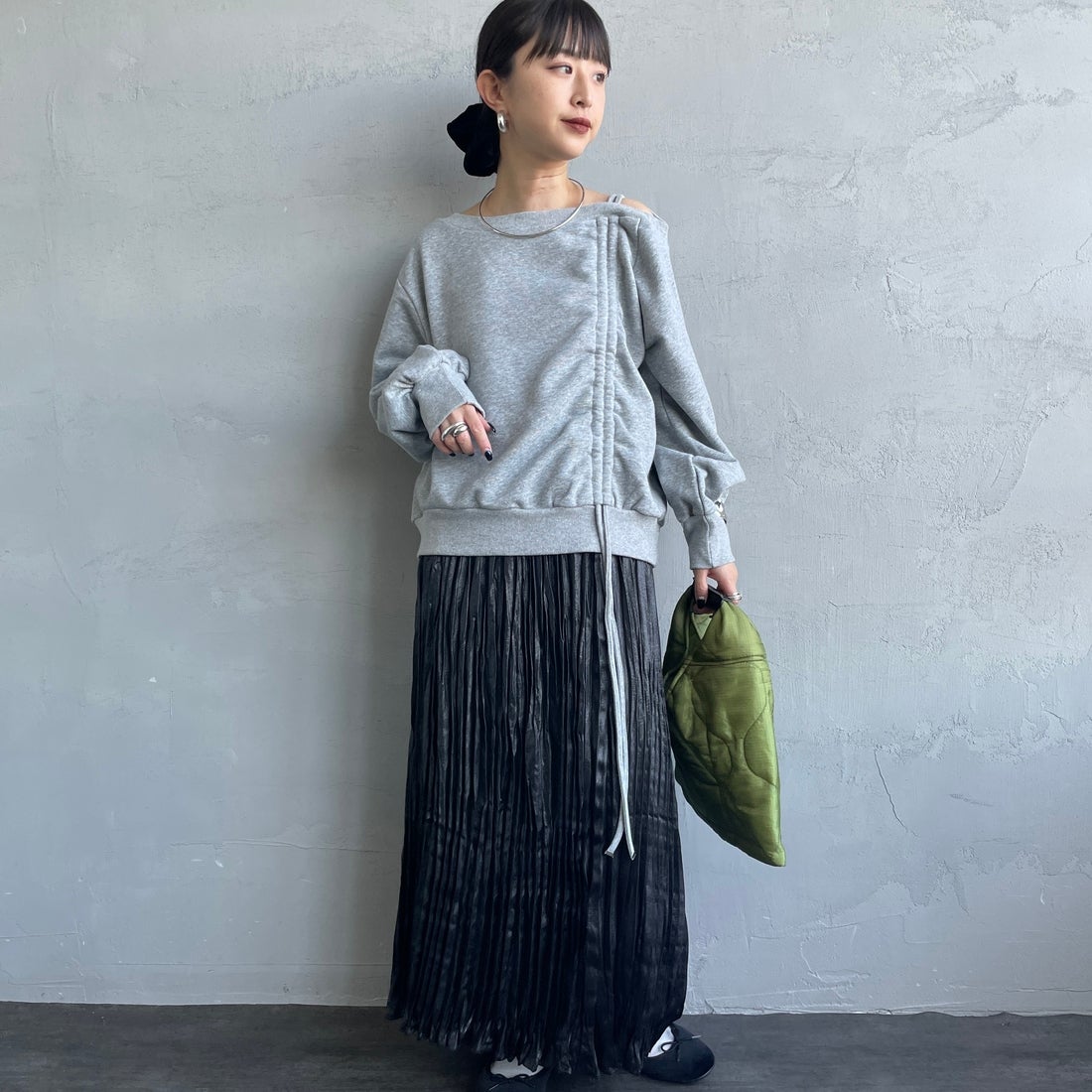 nenom [ネノム] ワンショルダードロストスウェット [NE25142013] 07 GRAY &&モデル身長：150cm 着用サイズ：F&&