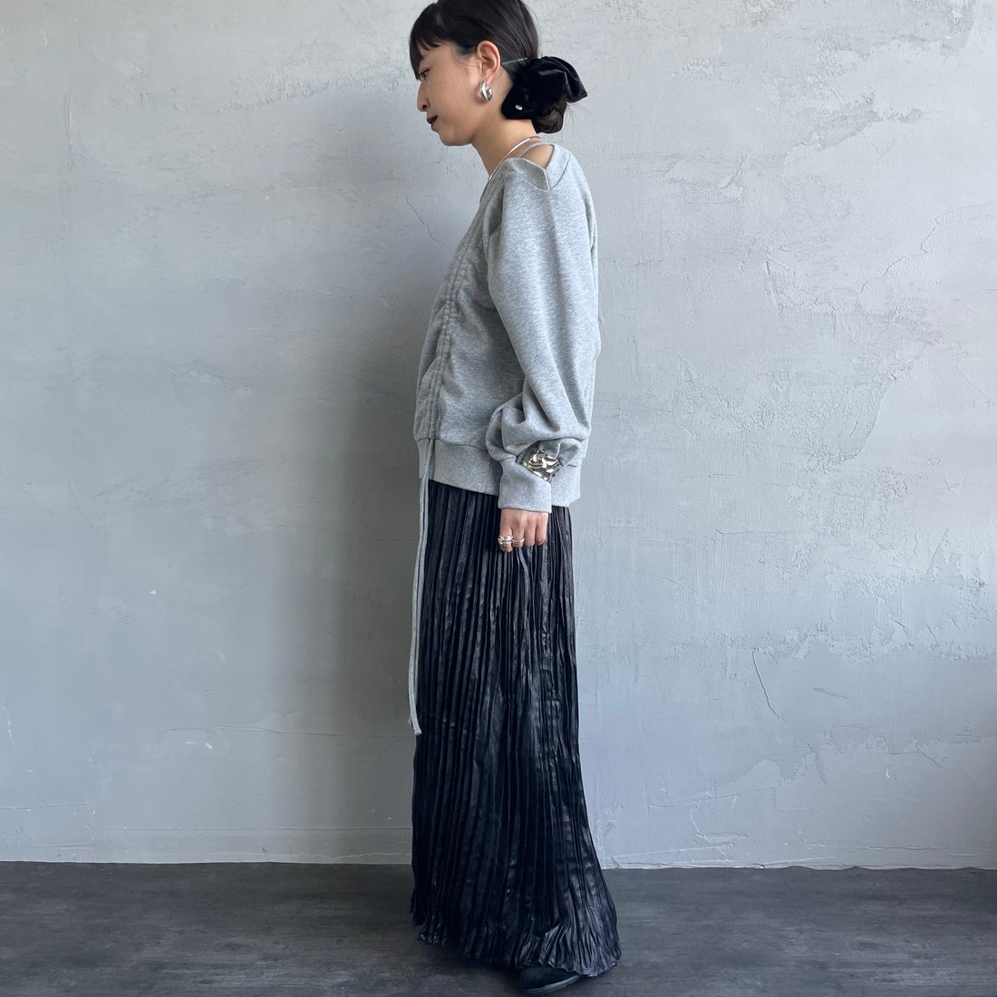 nenom [ネノム] ワンショルダードロストスウェット [NE25142013] 07 GRAY &&モデル身長：150cm 着用サイズ：F&&