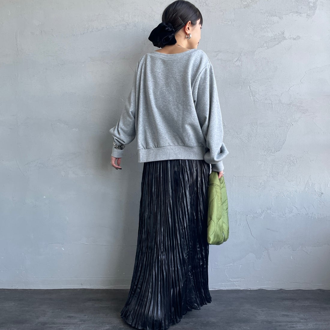 nenom [ネノム] ワンショルダードロストスウェット [NE25142013] 07 GRAY &&モデル身長：150cm 着用サイズ：F&&