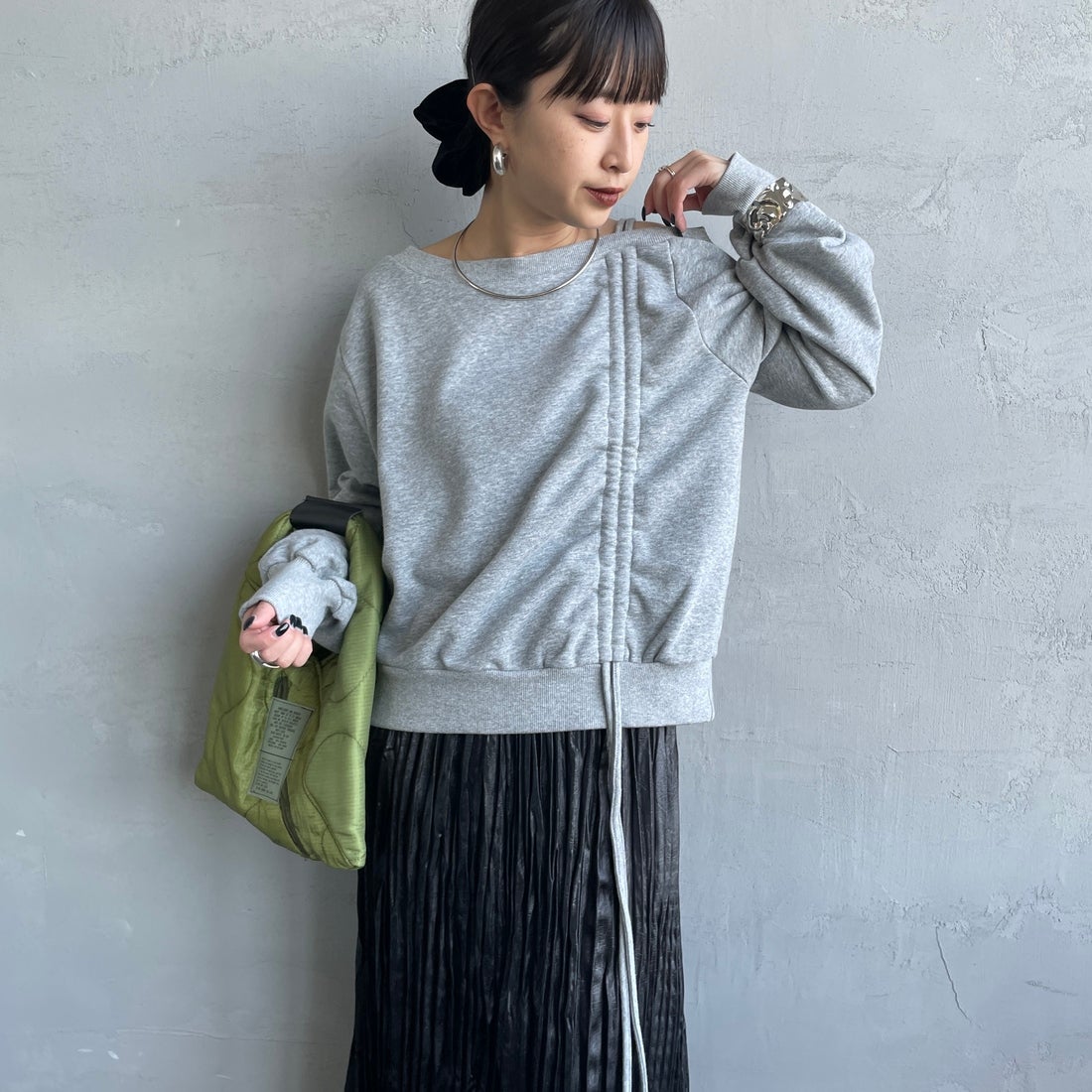 nenom [ネノム] ワンショルダードロストスウェット [NE25142013] 07 GRAY &&モデル身長：150cm 着用サイズ：F&&