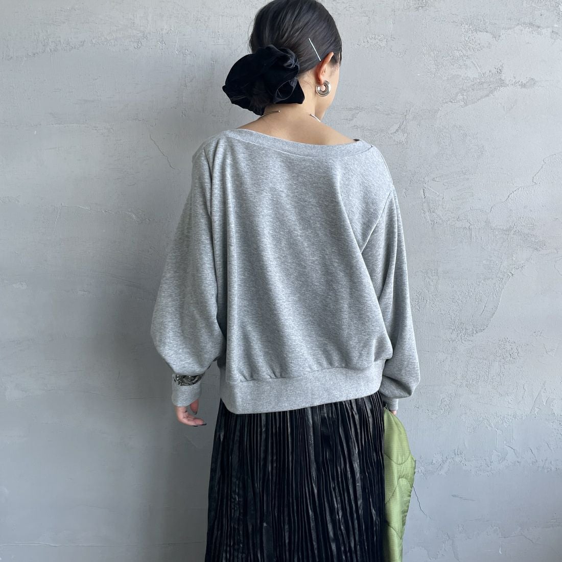 nenom [ネノム] ワンショルダードロストスウェット [NE25142013] 07 GRAY &&モデル身長：150cm 着用サイズ：F&&