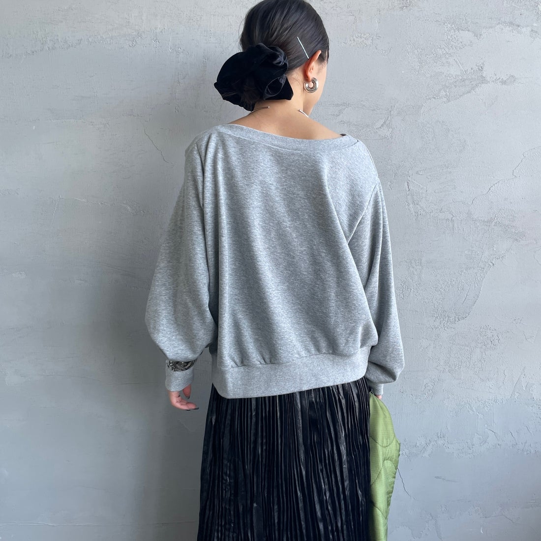 nenom [ネノム] ワンショルダードロストスウェット [NE25142013] 07 GRAY &&モデル身長：150cm 着用サイズ：F&&