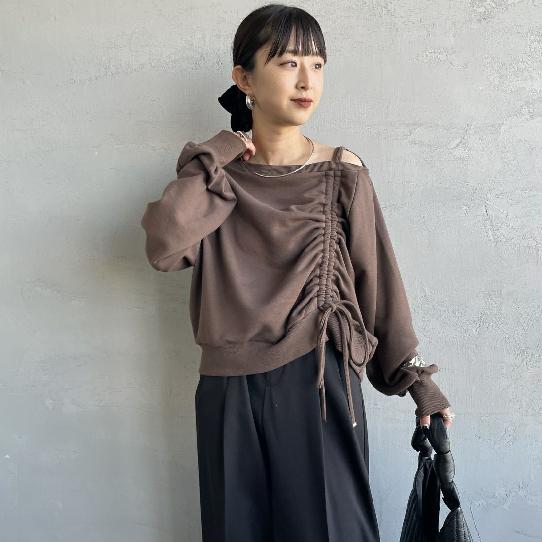 nenom [ネノム] ワンショルダードロストスウェット [NE25142013] 28 BROWN &&モデル身長：150cm 着用サイズ：F&&