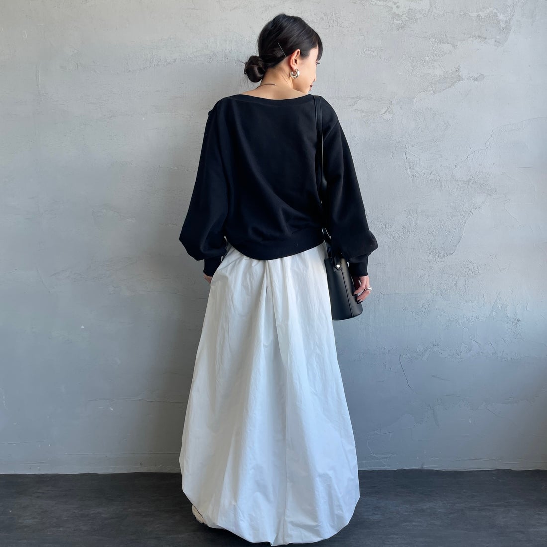 nenom [ネノム] ワンショルダードロストスウェット [NE25142013] 09 BLACK &&モデル身長：150cm 着用サイズ：F&&
