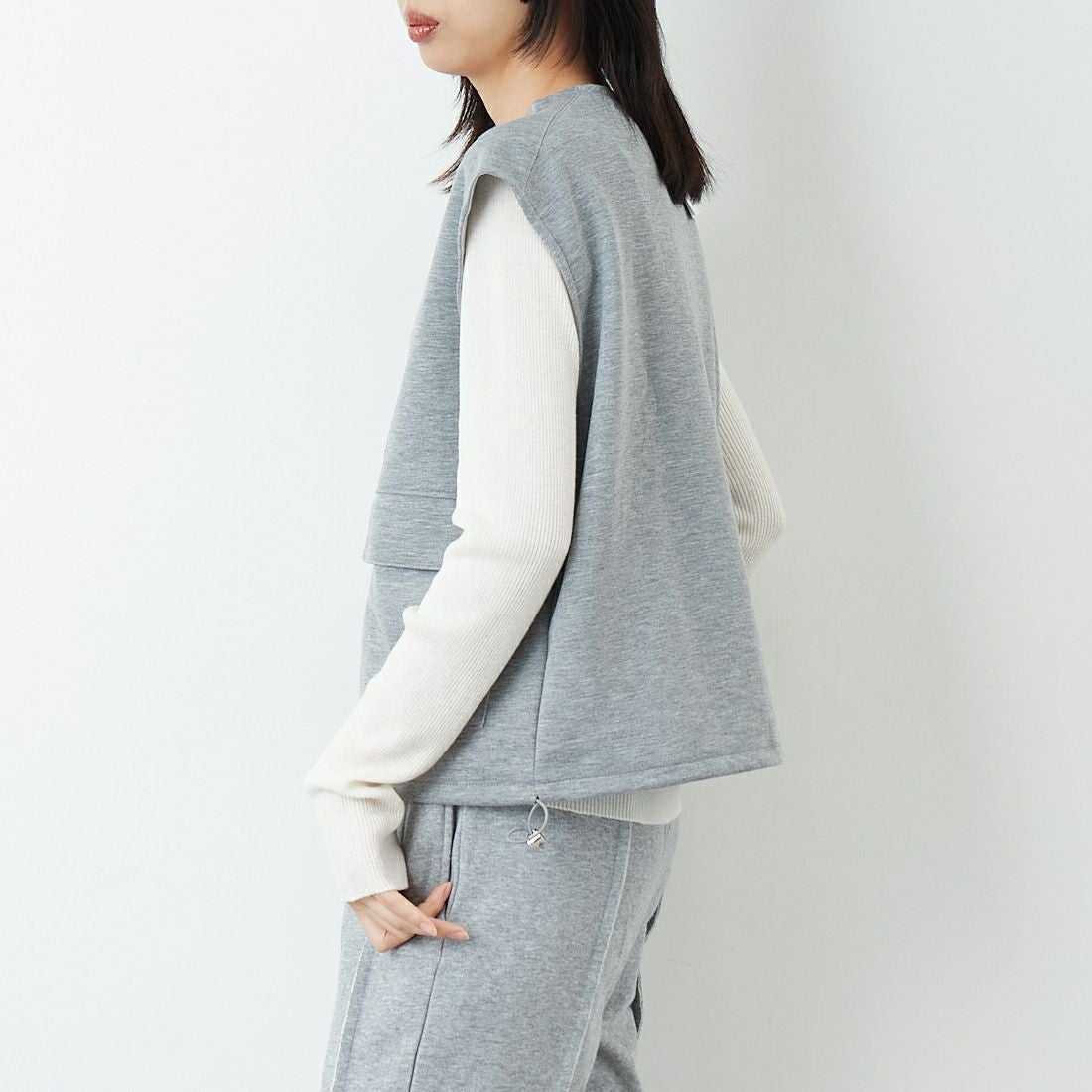 Maison de L'allure [メゾン ドゥ ラリュール] ダブルジップダンボールベスト [M25142004] 07 GRAY &&モデル身長：162cm 着用サイズ：F&&