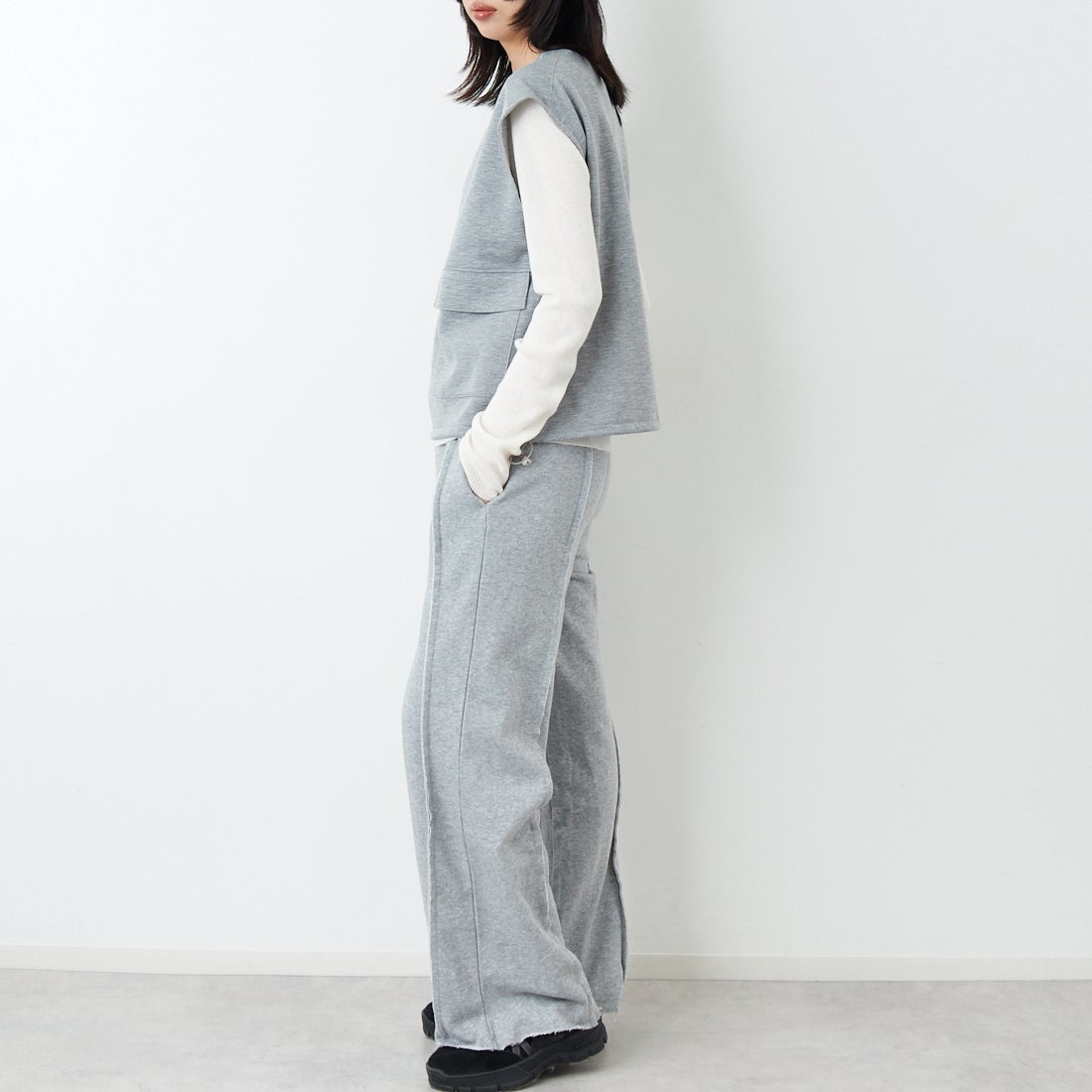 Maison de L'allure [メゾン ドゥ ラリュール] ダブルジップダンボールベスト [M25142004] 07 GRAY &&モデル身長：162cm 着用サイズ：F&&