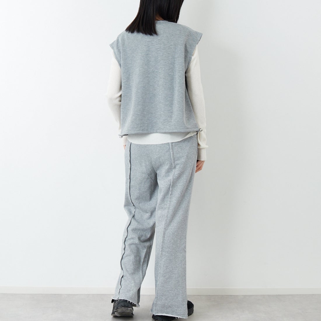 Maison de L'allure [メゾン ドゥ ラリュール] ダブルジップダンボールベスト [M25142004] 07 GRAY &&モデル身長：162cm 着用サイズ：F&&