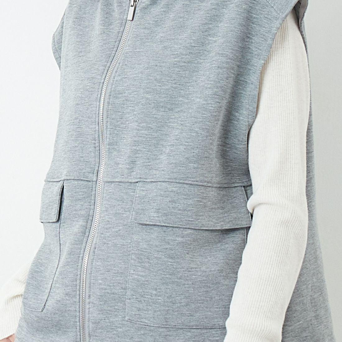 Maison de L'allure [メゾン ドゥ ラリュール] ダブルジップダンボールベスト [M25142004] 07 GRAY &&モデル身長：162cm 着用サイズ：F&&