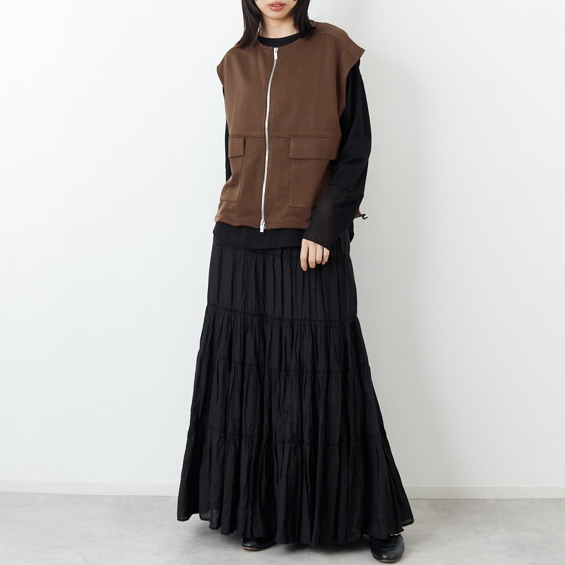 Maison de L'allure [メゾン ドゥ ラリュール] ダブルジップダンボールベスト [M25142004] 28 BROWN &&モデル身長：162cm 着用サイズ：F&&