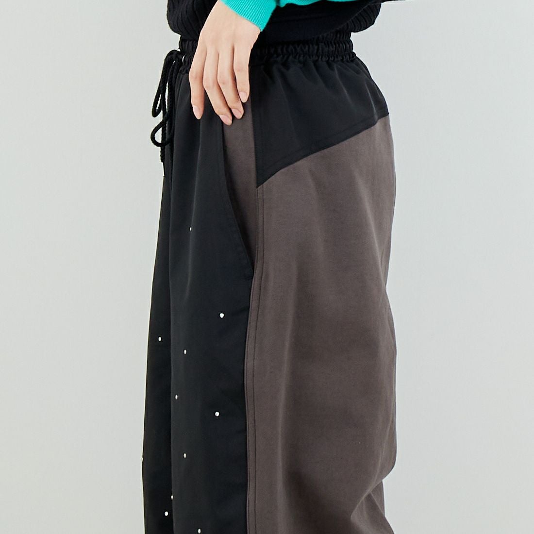 MAISON SPECIAL [メゾンスペシャル] ドッキングラインストーンイージーパンツ [21252465316] BLK &&モデル身長：162cm 着用サイズ：36&&