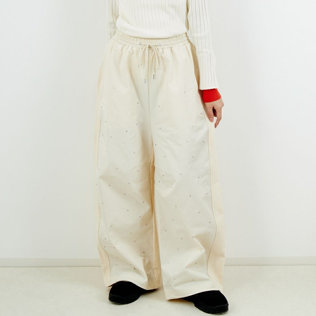 MAISON SPECIAL [メゾンスペシャル] ドッキングラインストーンイージーパンツ [21252465316] O.WHT &&モデル身長：162cm 着用サイズ：36&&
