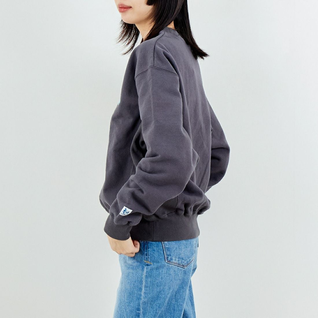 The Endless Summer [エンドレスサマー] 2026 ホースライドフロッキークルーネックスウェット [FH-26374302] 02 CHARCOA &&モデル身長：162cm 着用サイズ：S&&