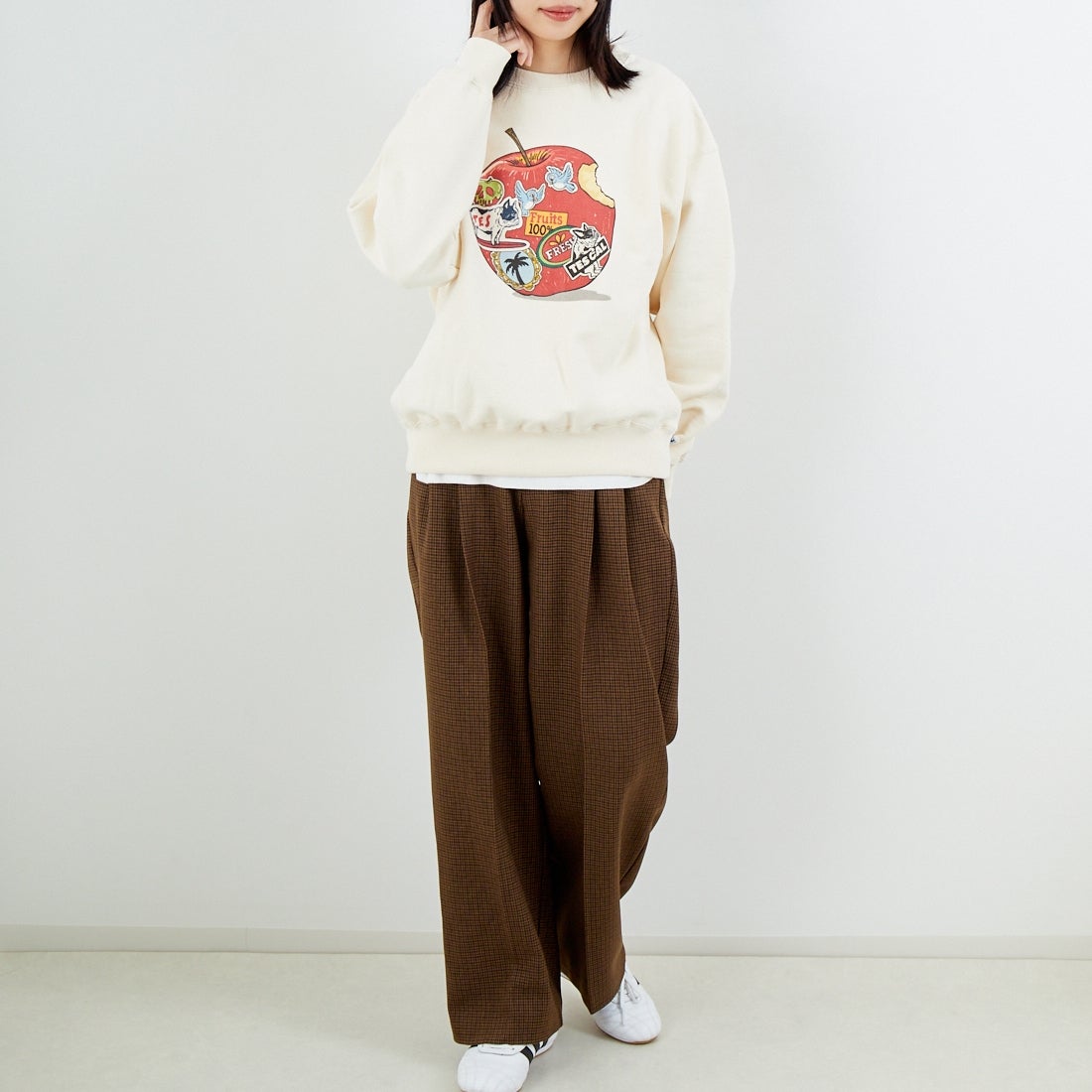 The Endless Summer [エンドレスサマー] 7BUHIS クルーネックスウェット [FH-26374311] 05 IVORY &&モデル身長：162cm 着用サイズ：S&&