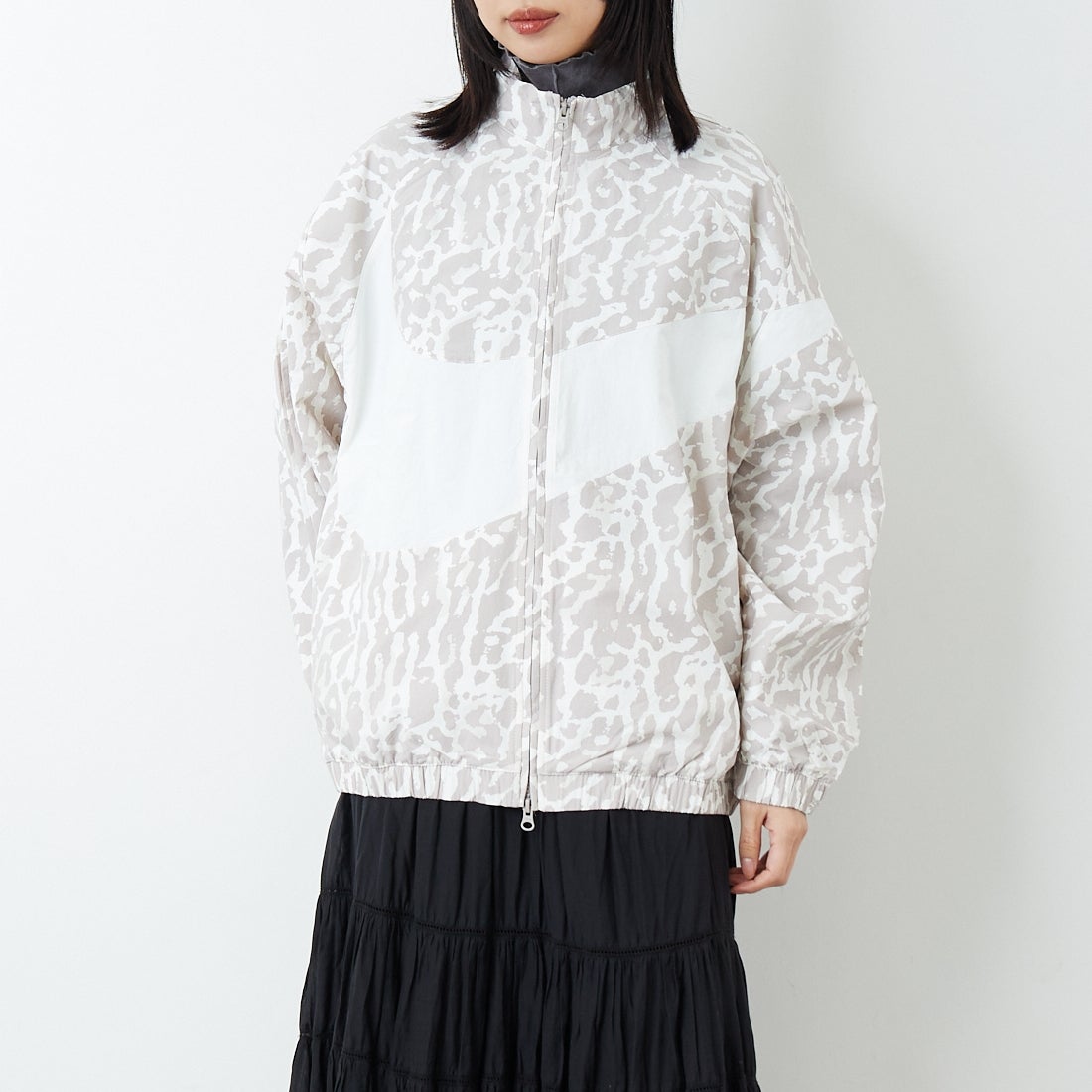 NIKE [ナイキ] ウィメンズ ウーブンプリンテッドジャケット [IB7264] 009 COLLEG &&モデル身長：162cm 着用サイズ：M&&