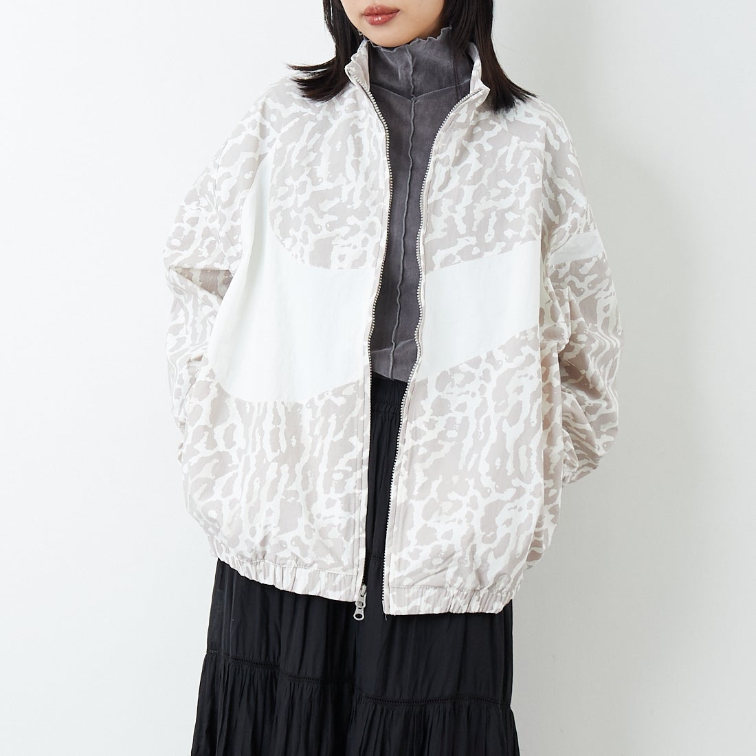 NIKE [ナイキ] ウィメンズ ウーブンプリンテッドジャケット [IB7264] 009 COLLEG &&モデル身長：162cm 着用サイズ：M&&