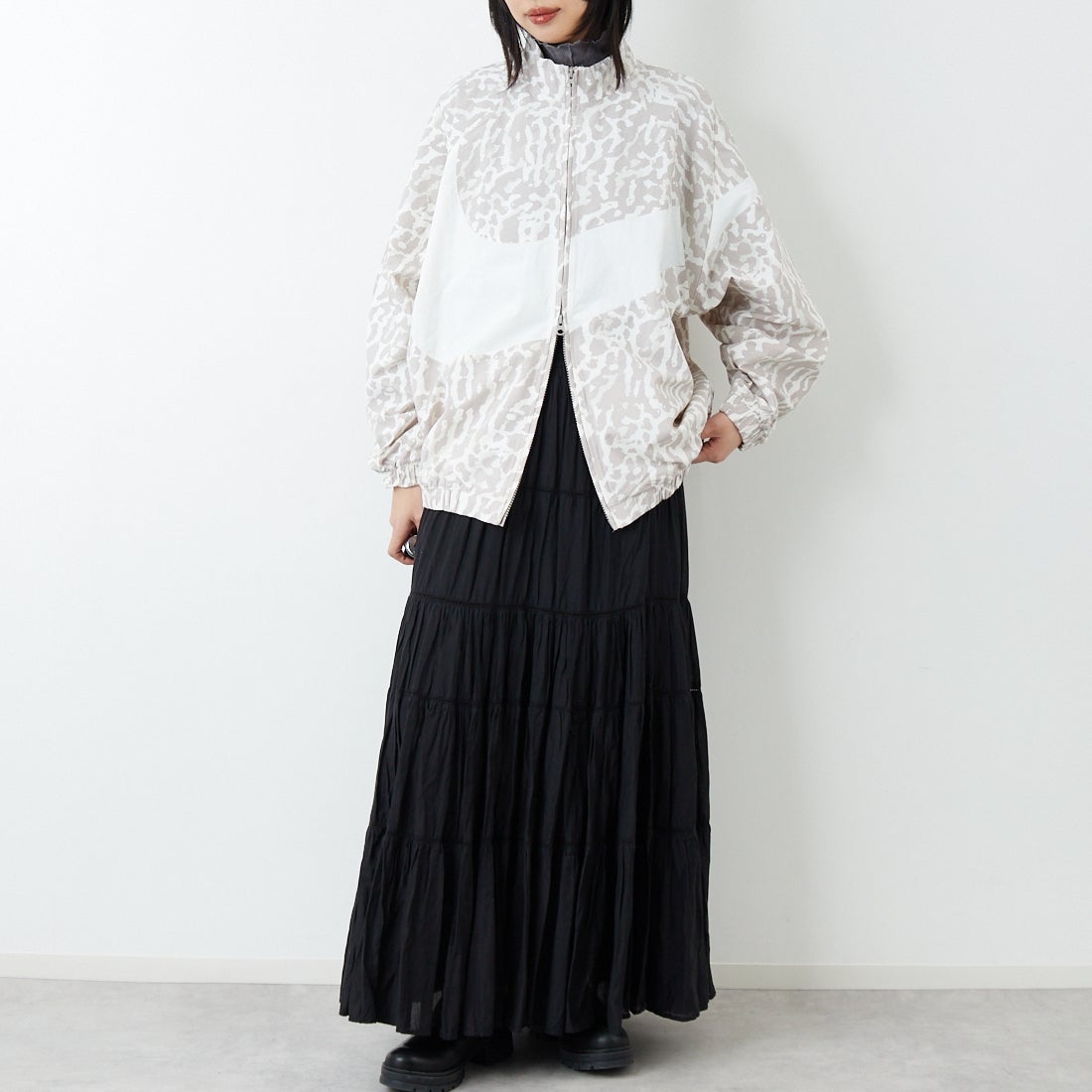 NIKE [ナイキ] ウィメンズ ウーブンプリンテッドジャケット [IB7264] 009 COLLEG &&モデル身長：162cm 着用サイズ：M&&