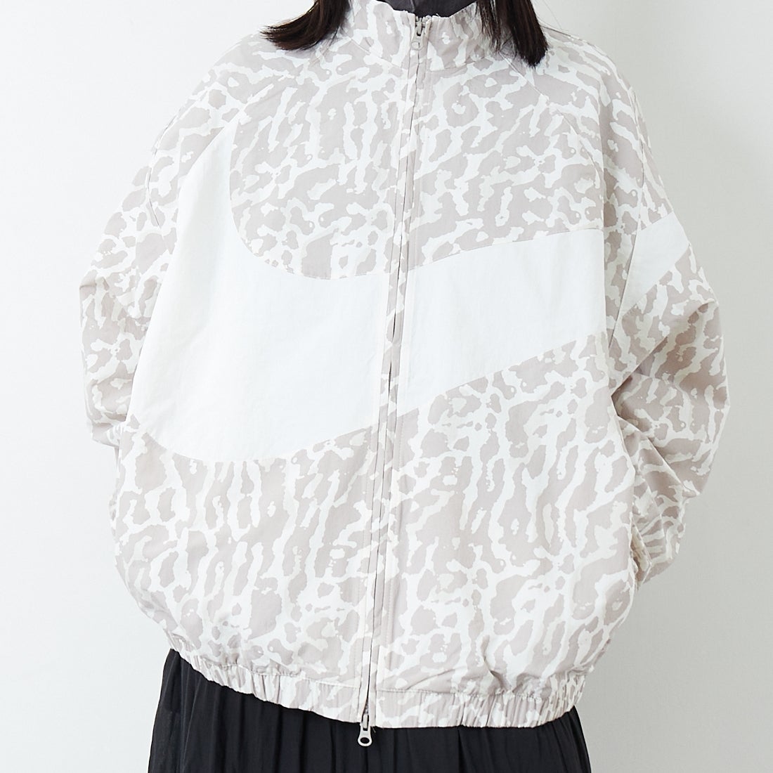 NIKE [ナイキ] ウィメンズ ウーブンプリンテッドジャケット [IB7264] 009 COLLEG &&モデル身長：162cm 着用サイズ：M&&