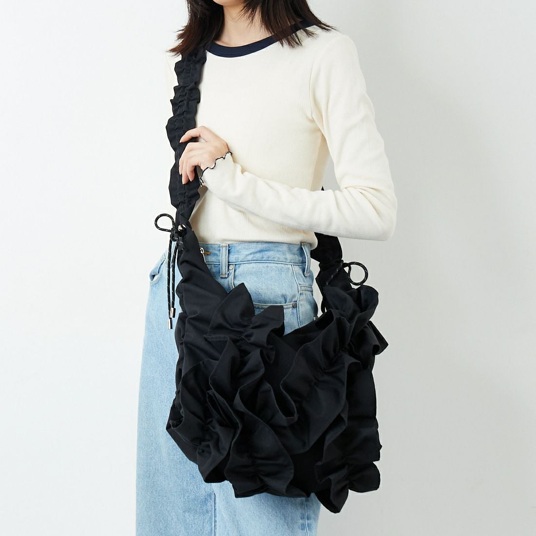 Casselini [キャセリーニ] ボリュームフリルビッグショルダーバッグ [244-110524] ﾌﾞﾗｯｸ