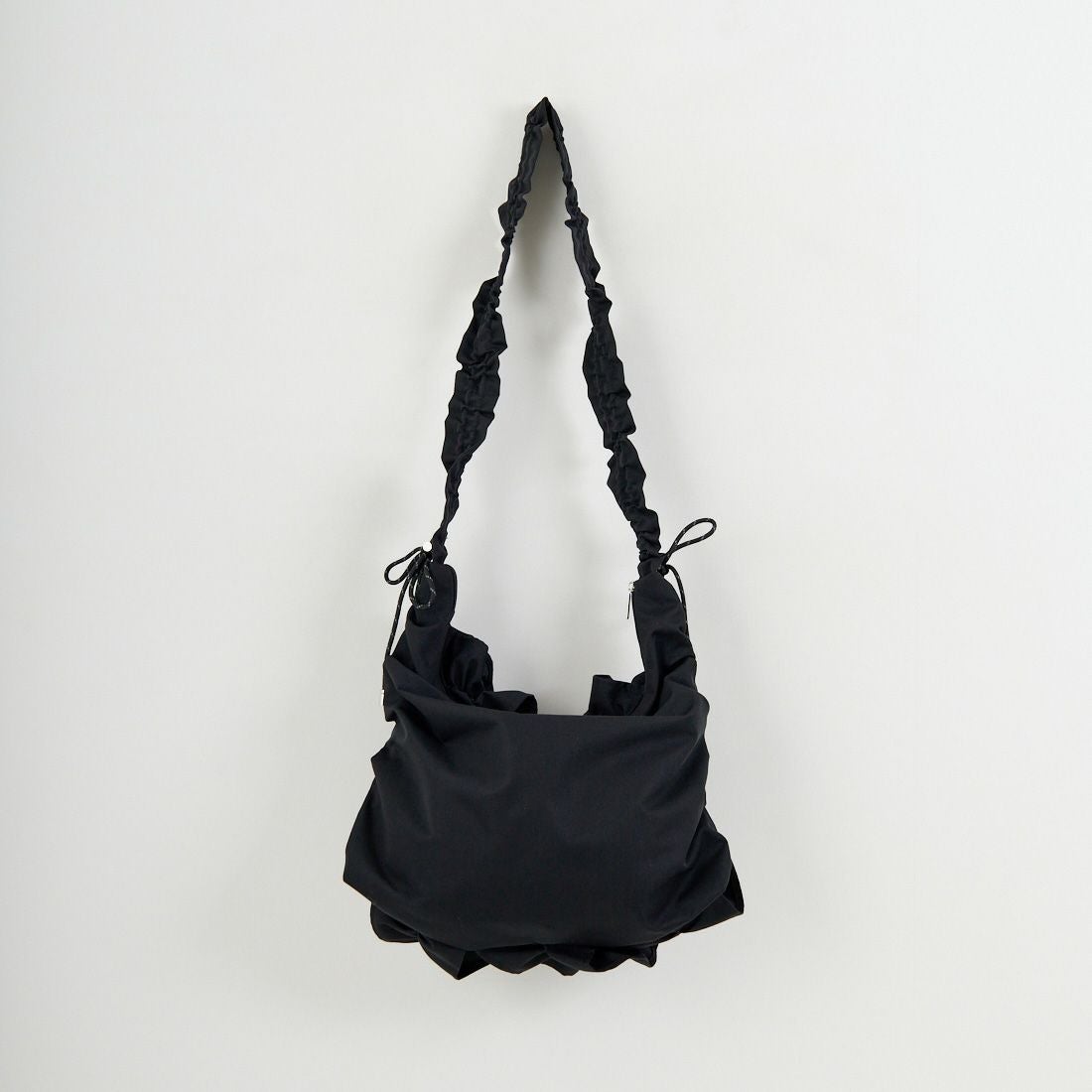 Casselini [キャセリーニ] ボリュームフリルビッグショルダーバッグ [244-110524] ﾌﾞﾗｯｸ