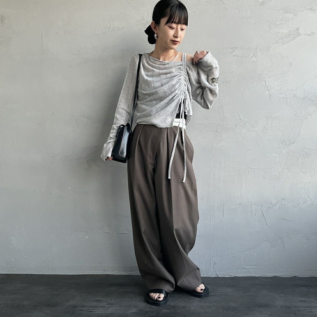 nenom [ネノム] ワンオフショルダー ギャザーリボンTシャツ [NE26312004] 05 L.GRAY &&モデル身長：150cm 着用サイズ：F&&
