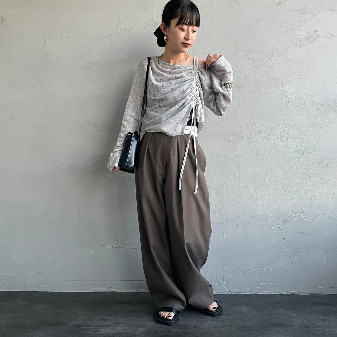 nenom [ネノム] ワンオフショルダー ギャザーリボンTシャツ [NE26312004] 05 L.GRAY &&モデル身長：150cm 着用サイズ：F&&