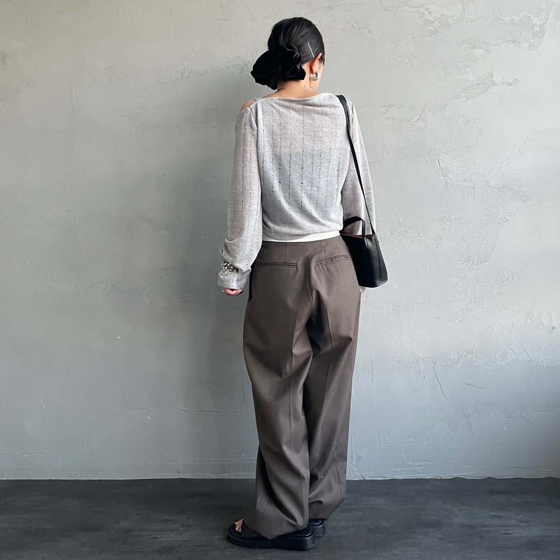 nenom [ネノム] ワンオフショルダー ギャザーリボンTシャツ [NE26312004] 05 L.GRAY &&モデル身長：150cm 着用サイズ：F&&