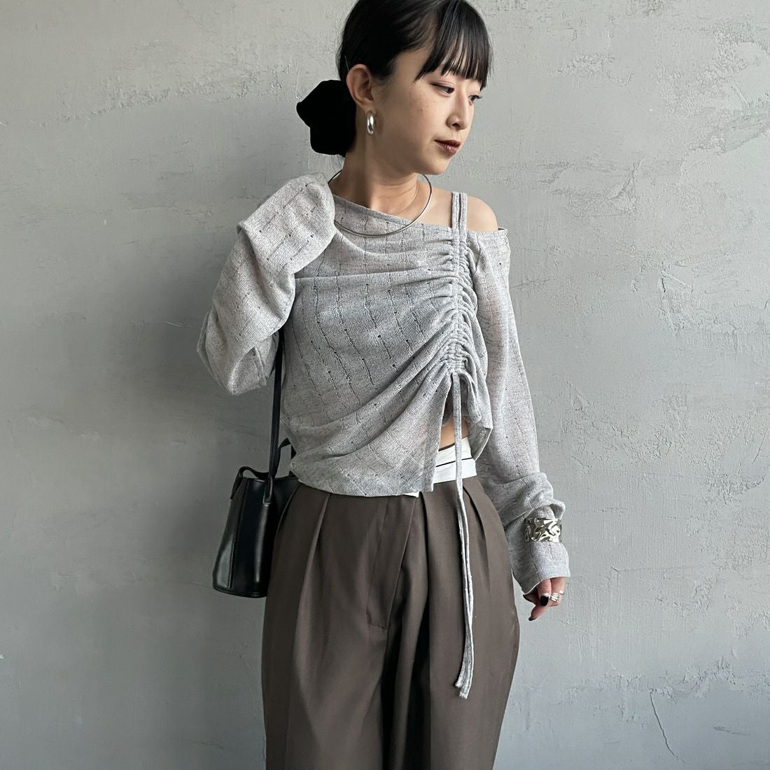 nenom [ネノム] ワンオフショルダー ギャザーリボンTシャツ [NE26312004] 05 L.GRAY &&モデル身長：150cm 着用サイズ：F&&